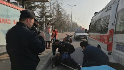 男生坐公交被路边西瓜摊老板投喂