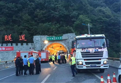 包茂高速安康段两隧道间防护顶棚断裂