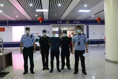 广州一高铁站女子边走边撒大量现金